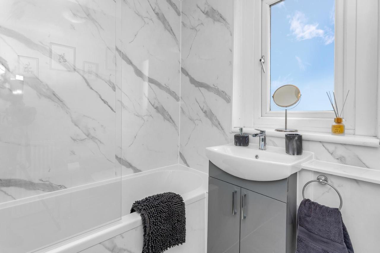 Modern & Spacious 2 Bedroom House - Free Parking - Front & Back Garden - Private Main Door Entrance Edinburgh Kültér fotó