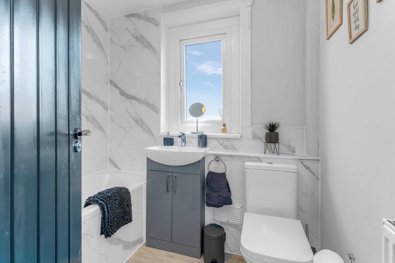 Modern & Spacious 2 Bedroom House - Free Parking - Front & Back Garden - Private Main Door Entrance Edinburgh Kültér fotó