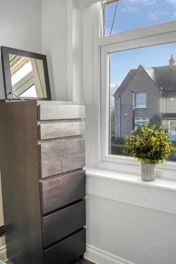 Modern & Spacious 2 Bedroom House - Free Parking - Front & Back Garden - Private Main Door Entrance Edinburgh Kültér fotó