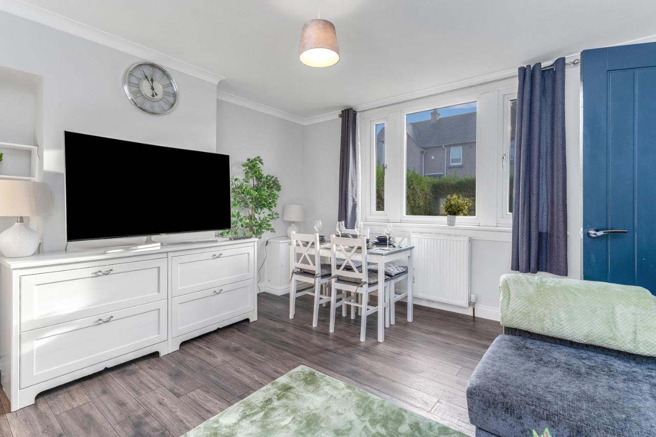 Modern & Spacious 2 Bedroom House - Free Parking - Front & Back Garden - Private Main Door Entrance Edinburgh Kültér fotó