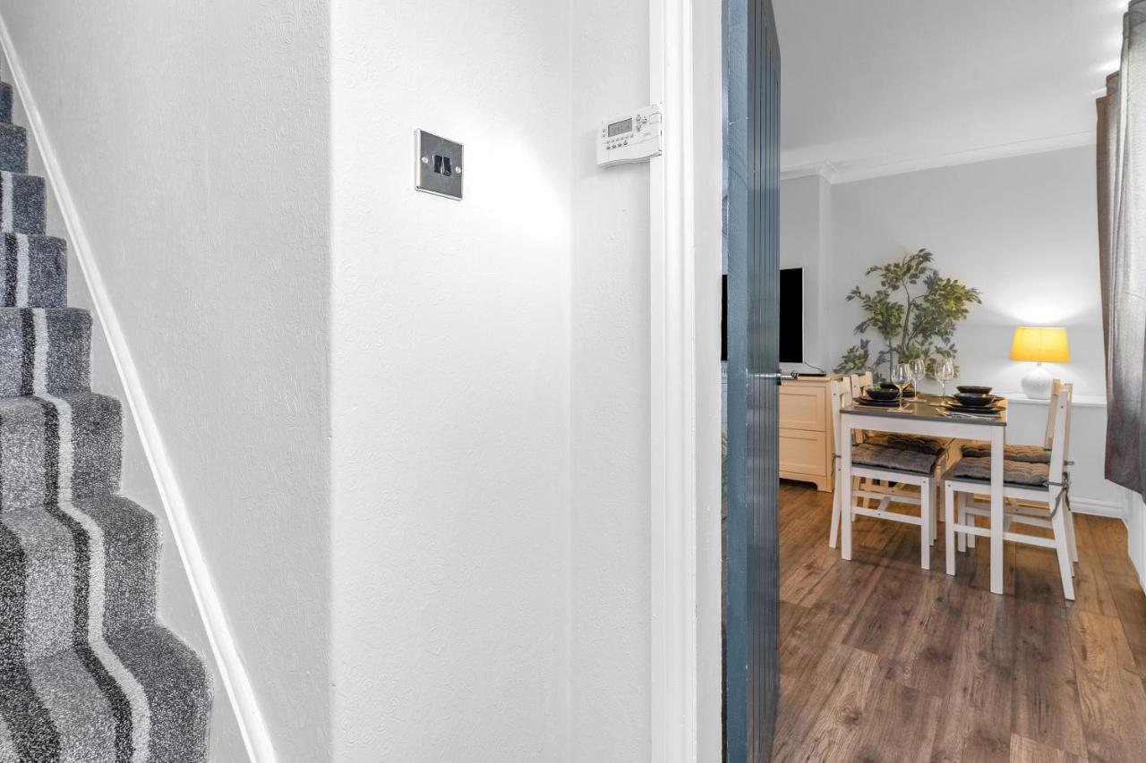 Modern & Spacious 2 Bedroom House - Free Parking - Front & Back Garden - Private Main Door Entrance Edinburgh Kültér fotó