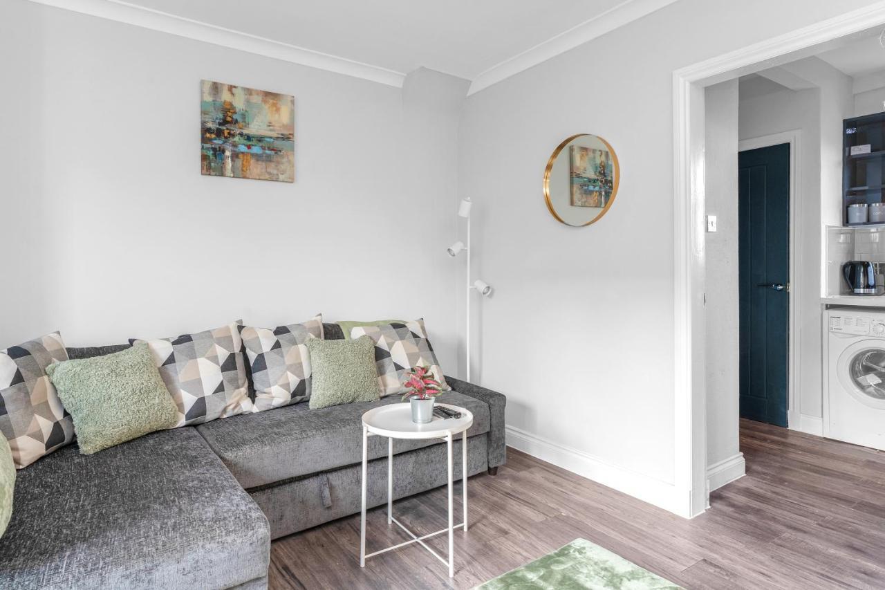 Modern & Spacious 2 Bedroom House - Free Parking - Front & Back Garden - Private Main Door Entrance Edinburgh Kültér fotó