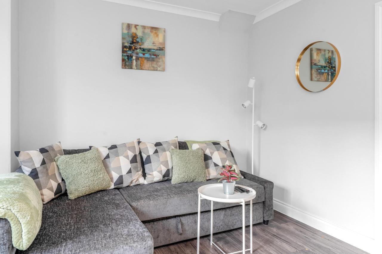 Modern & Spacious 2 Bedroom House - Free Parking - Front & Back Garden - Private Main Door Entrance Edinburgh Kültér fotó