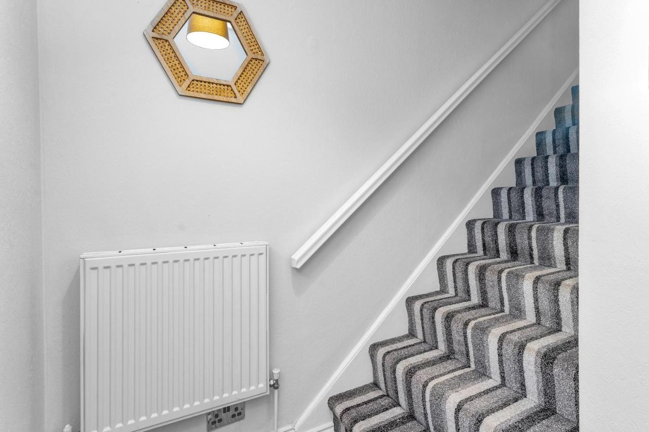 Modern & Spacious 2 Bedroom House - Free Parking - Front & Back Garden - Private Main Door Entrance Edinburgh Kültér fotó