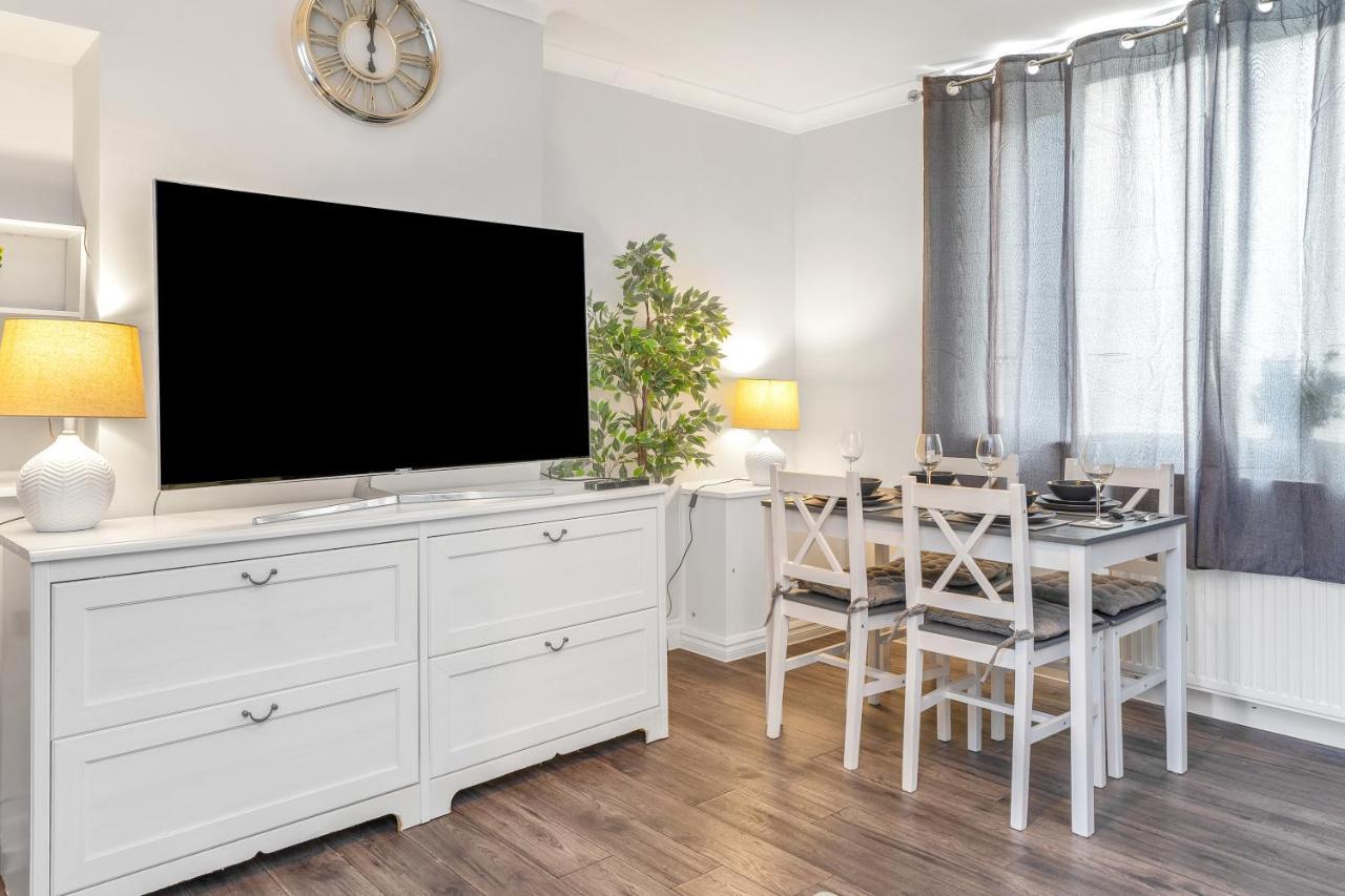 Modern & Spacious 2 Bedroom House - Free Parking - Front & Back Garden - Private Main Door Entrance Edinburgh Kültér fotó