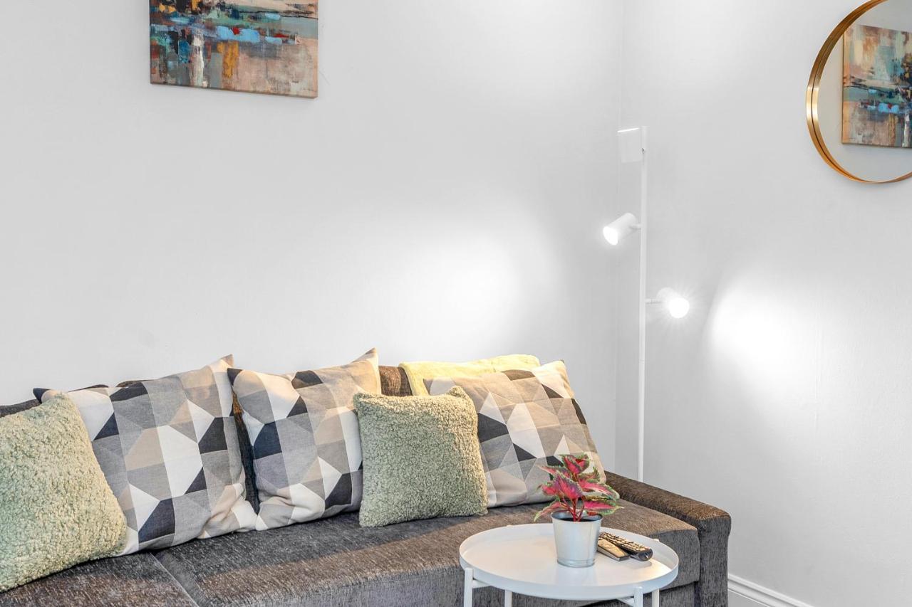 Modern & Spacious 2 Bedroom House - Free Parking - Front & Back Garden - Private Main Door Entrance Edinburgh Kültér fotó