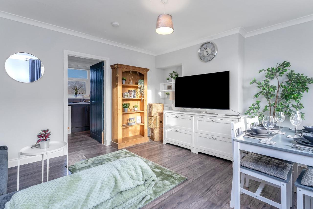 Modern & Spacious 2 Bedroom House - Free Parking - Front & Back Garden - Private Main Door Entrance Edinburgh Kültér fotó
