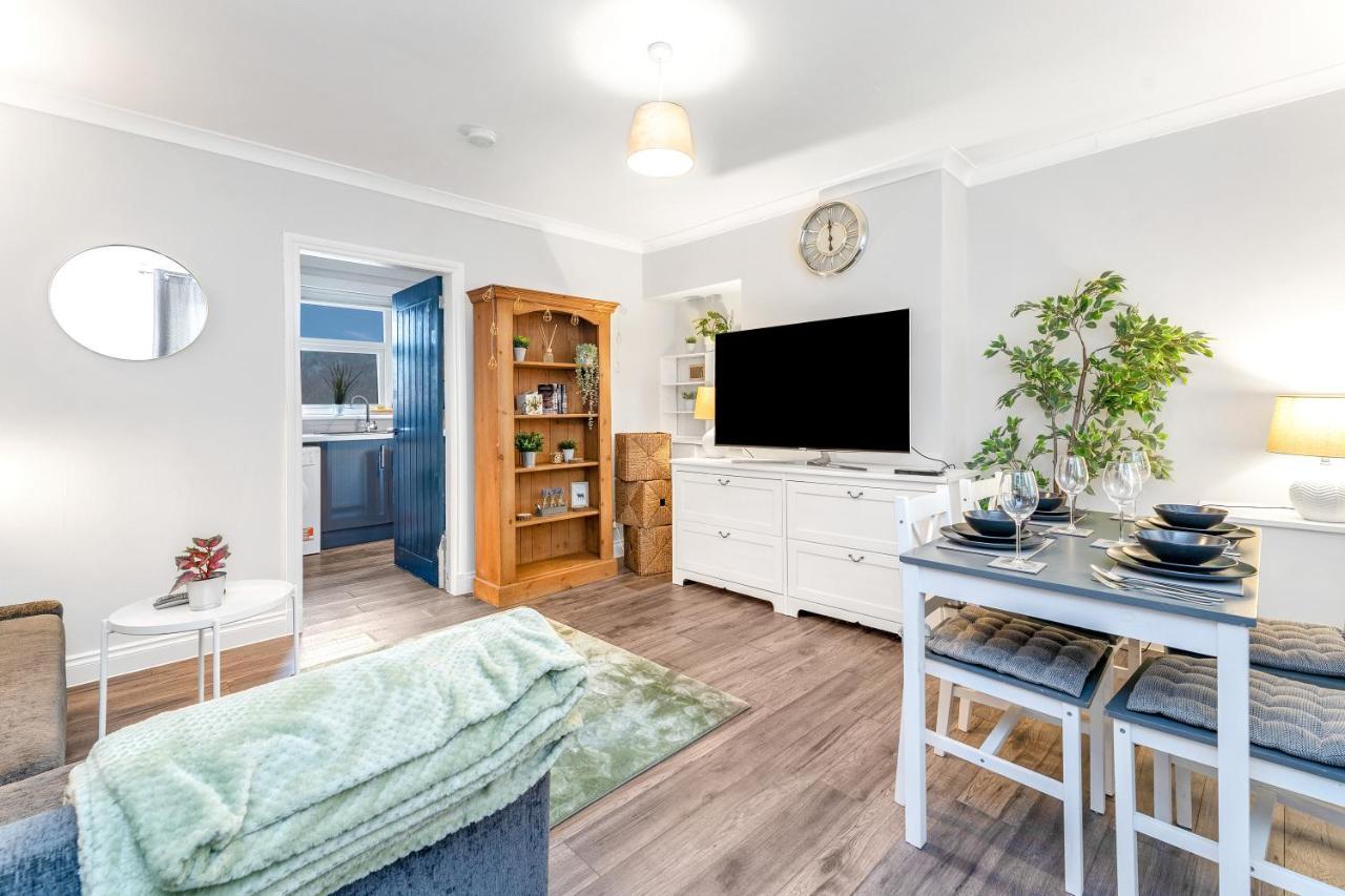 Modern & Spacious 2 Bedroom House - Free Parking - Front & Back Garden - Private Main Door Entrance Edinburgh Kültér fotó