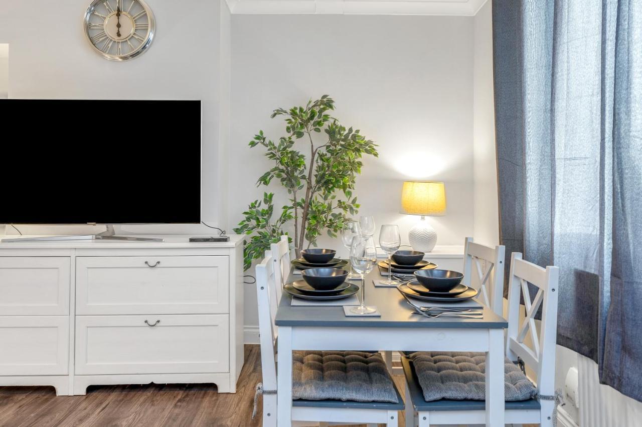 Modern & Spacious 2 Bedroom House - Free Parking - Front & Back Garden - Private Main Door Entrance Edinburgh Kültér fotó
