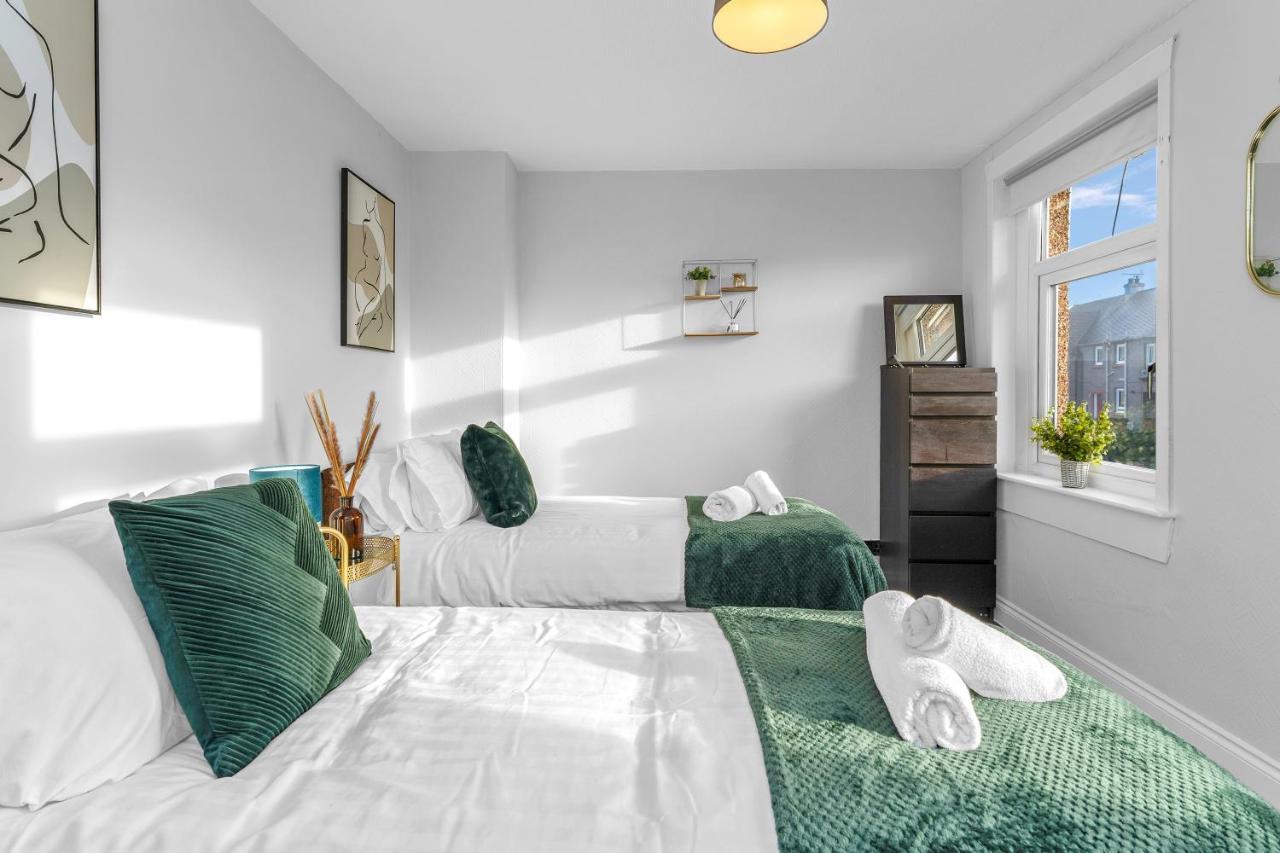 Modern & Spacious 2 Bedroom House - Free Parking - Front & Back Garden - Private Main Door Entrance Edinburgh Kültér fotó