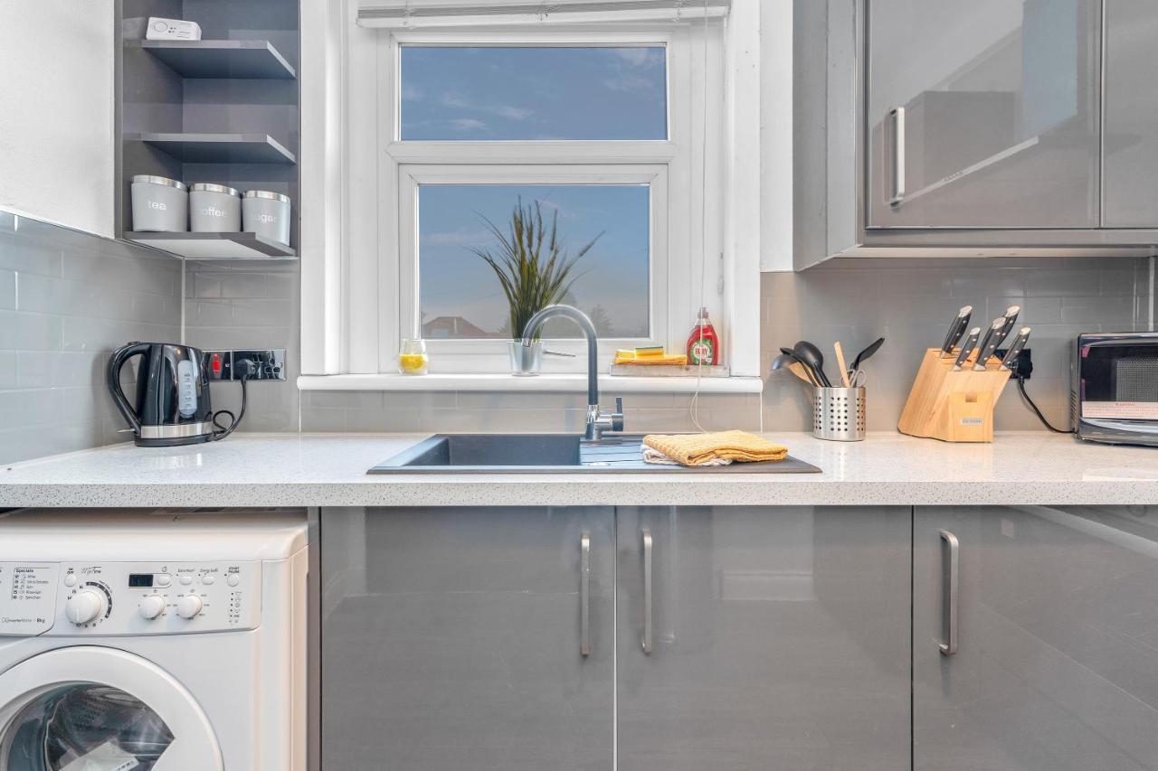 Modern & Spacious 2 Bedroom House - Free Parking - Front & Back Garden - Private Main Door Entrance Edinburgh Kültér fotó