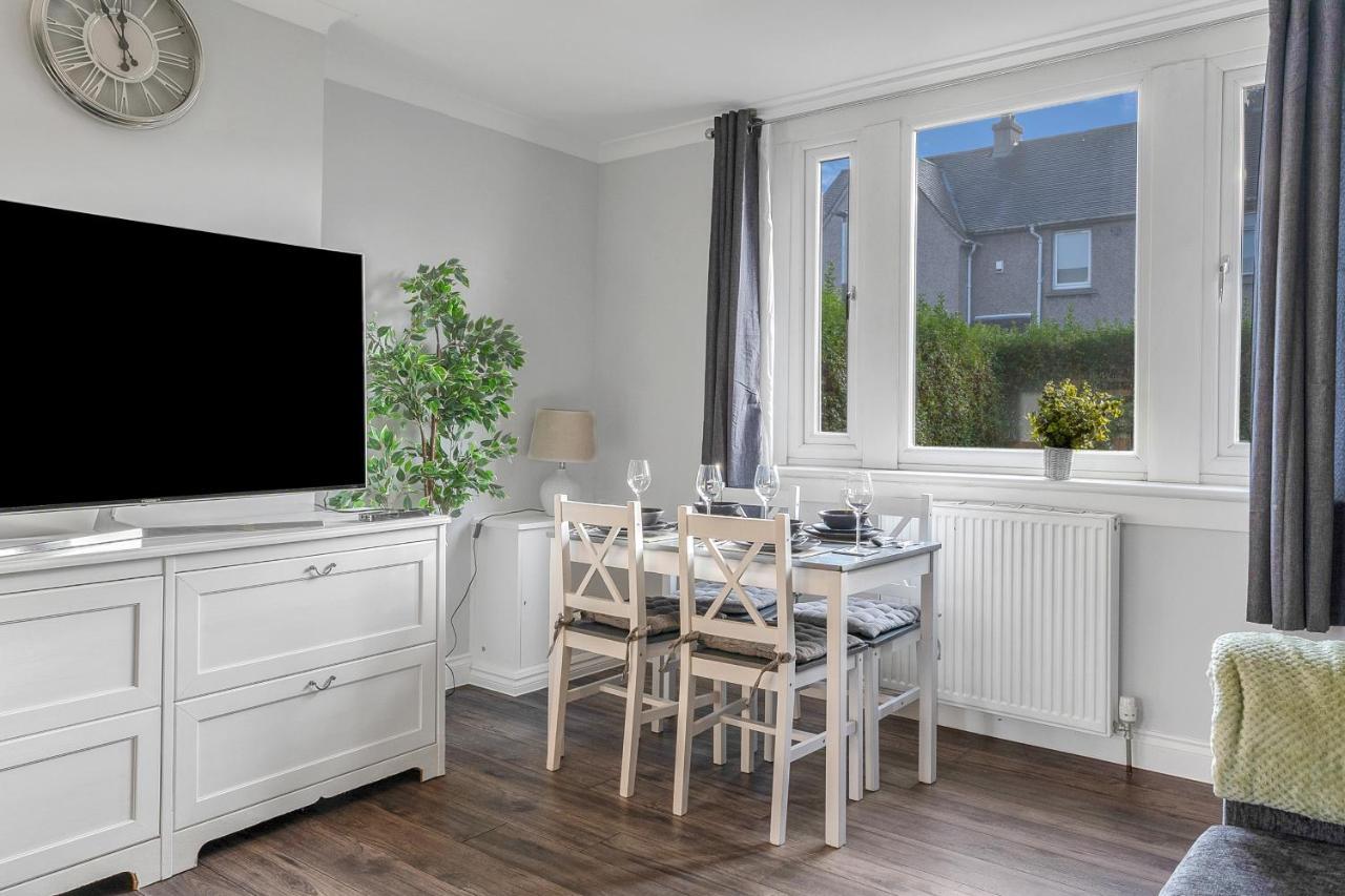 Modern & Spacious 2 Bedroom House - Free Parking - Front & Back Garden - Private Main Door Entrance Edinburgh Kültér fotó